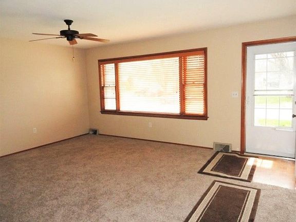 2nd image of 3825 Holiday Dr