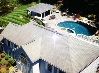 380 W Shore Dr, Putnam Valley, NY 10512