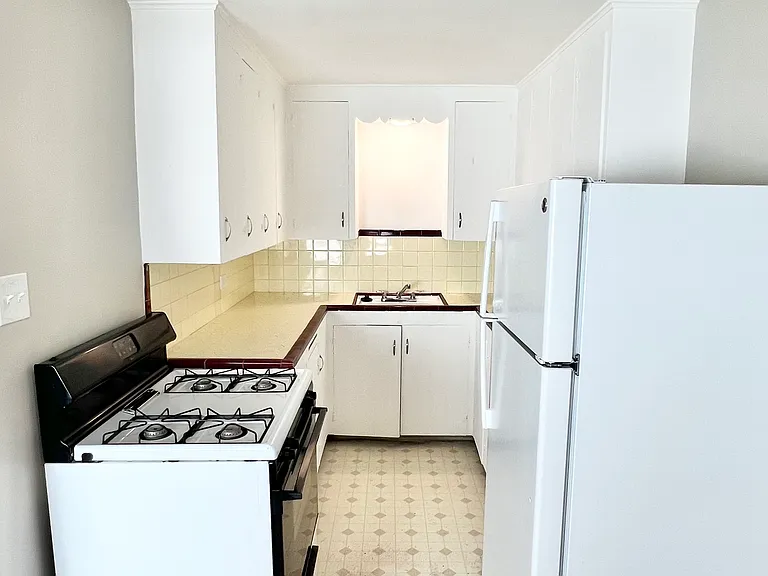 Explore this cozy kitchen, designed for functionality and convenience with stylish finishes. Explore this cozy kitchen, designed for functionality and convenience with stylish finishes.