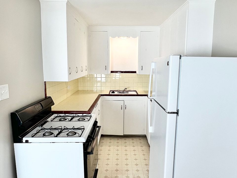 Explore this cozy kitchen, designed for functionality and convenience with stylish finishes. Explore this cozy kitchen, designed for functionality and convenience with stylish finishes.