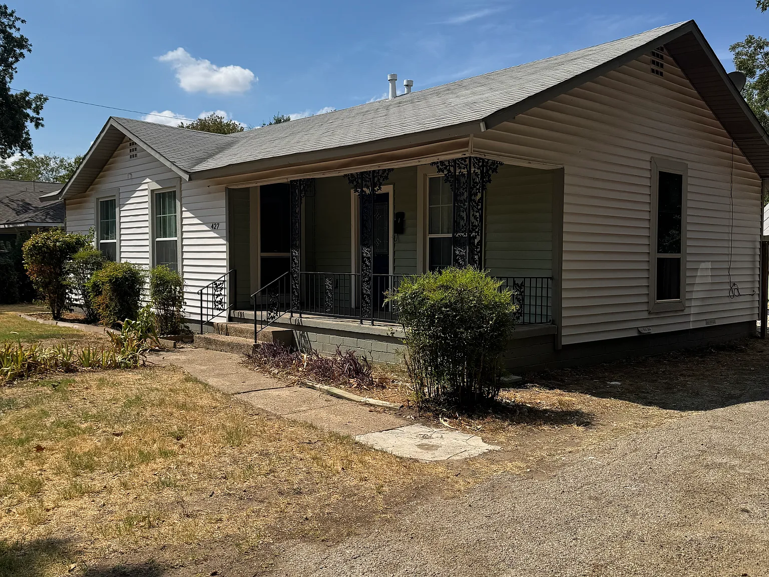 3 bed, 1400 sqft, $1,900 — Photo 1
