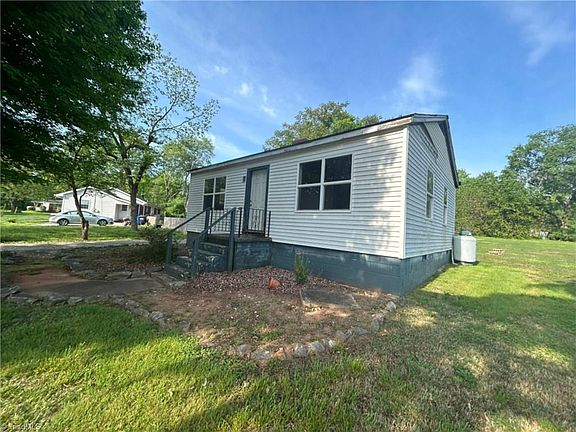 2nd image of 125 Ivanhoe Ln
