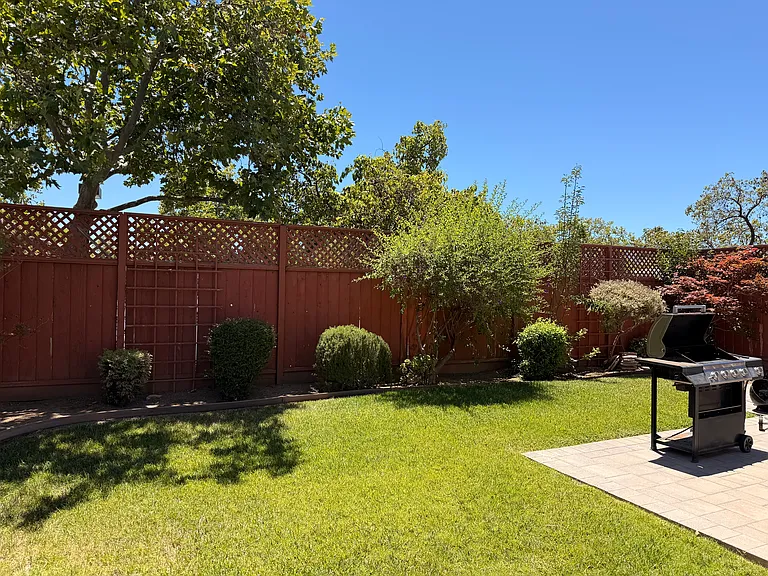 1466 Cresthaven Ln — Photo 13