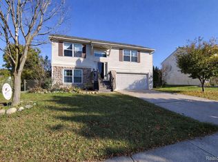 708 Ridgecrest Dr, Fenton, MI 48430