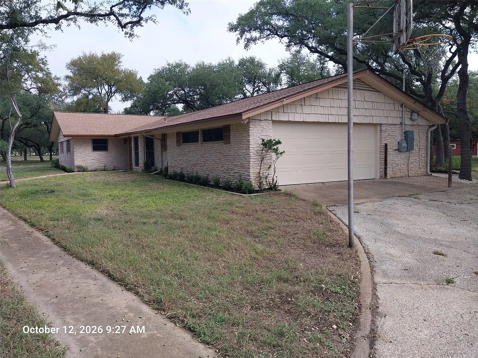 3 bed, 2.5 bath, 2096 sqft, $2,400 — Photo 2