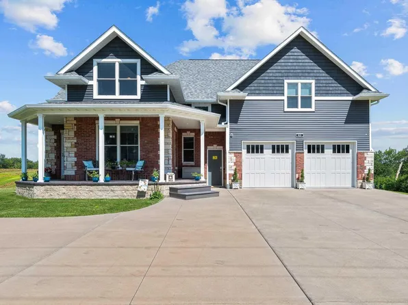 915 S Oak Ln, Blue Grass, IA 52726