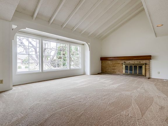 LR w/ Window Facing Frontyrd