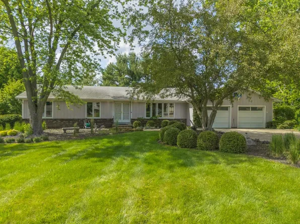 14174 Royal Oaks Dr, Bloomington, IL 61705