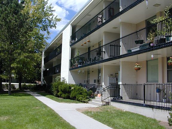 Private balcony, playground in the middle of the quad. Plen