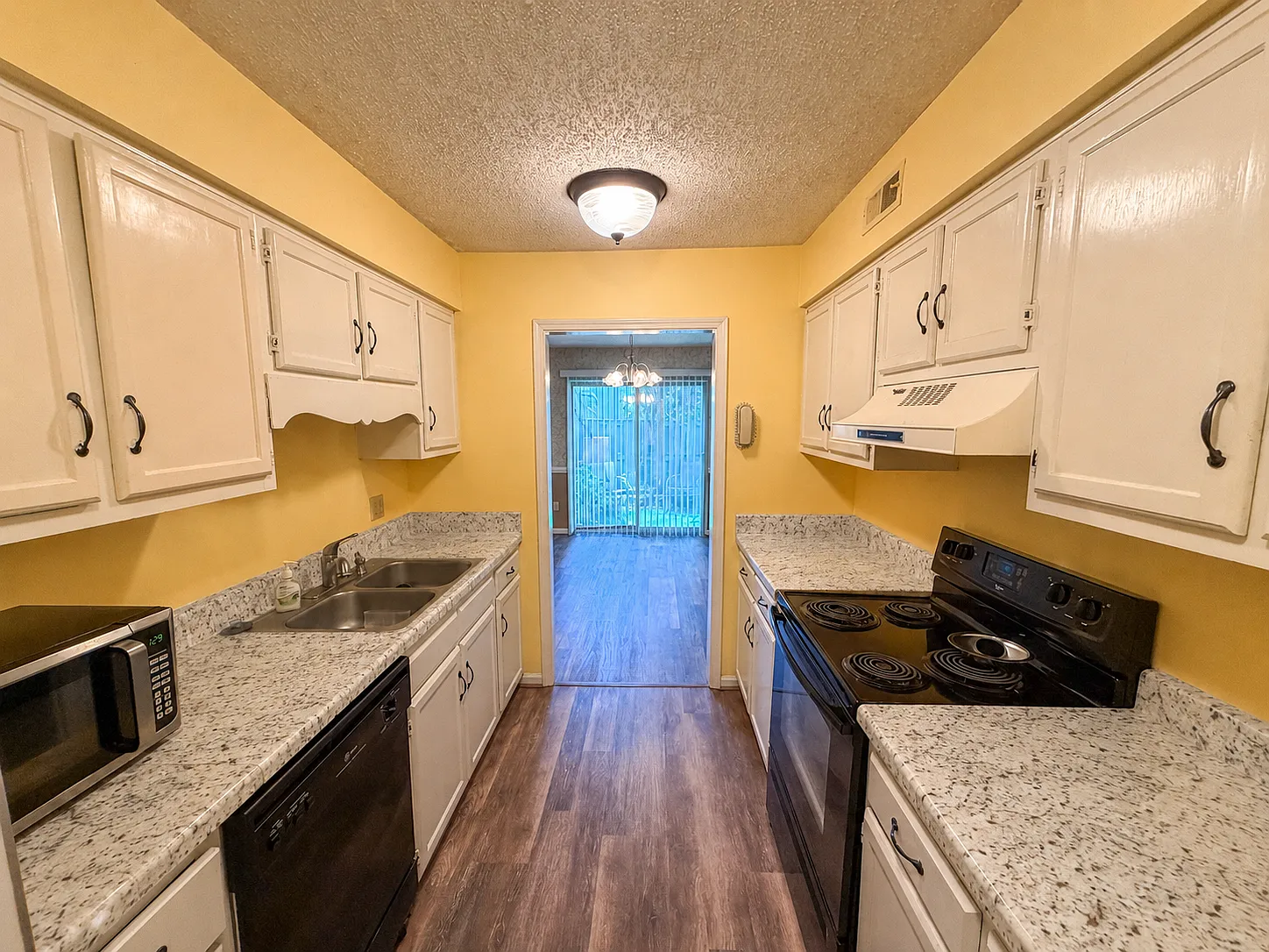 2 bed, 1.5 bath, 1400 sqft, $1,575 — Photo 2