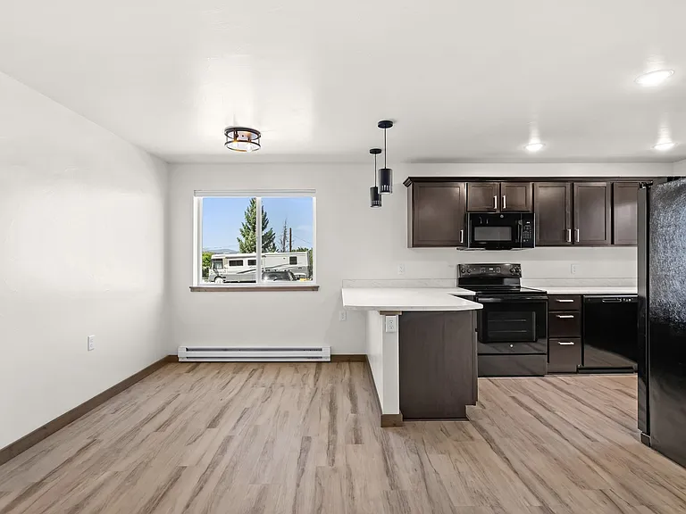 Pineview Apartments — Photo 3