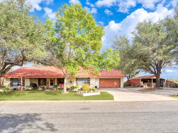 102 CAMPBELL LN, Pleasanton, TX 78064
