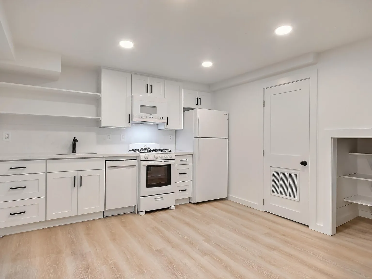 3 bed, 850 sqft, $3,575 — Photo 4