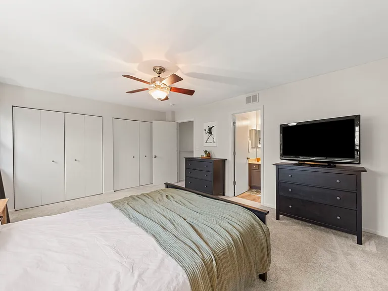 556 Lincoln Station Dr — Photo 13
