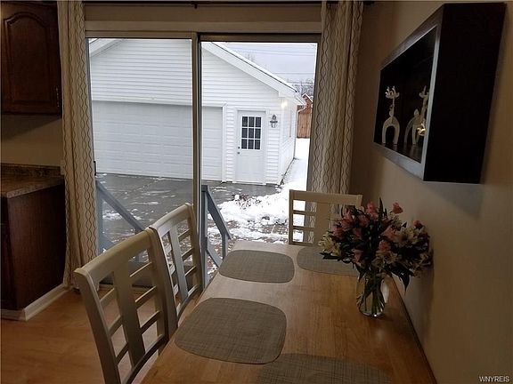 5th image of 41 Stoneleigh Ave
