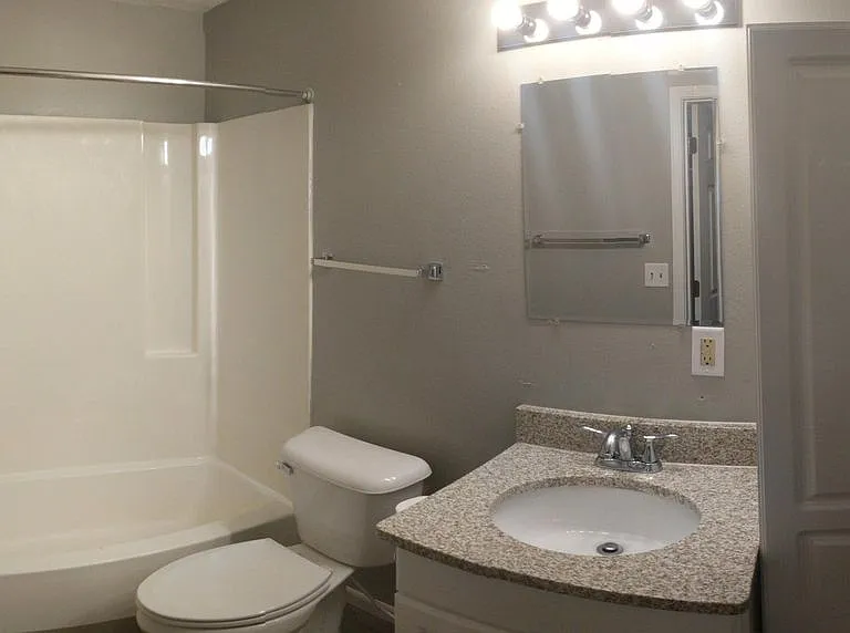 801 Stuart St — Photo 5