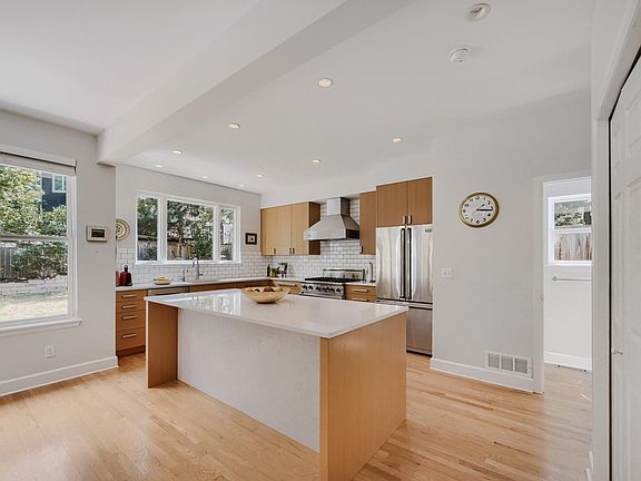 5th image of 1476 Periwinkle Dr