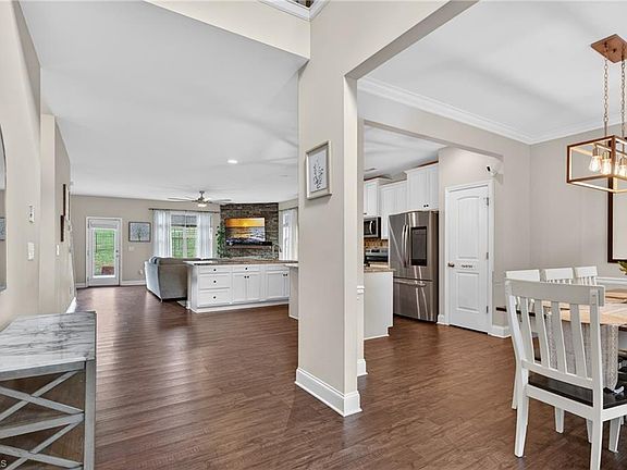 5th image of 906 Maxine St