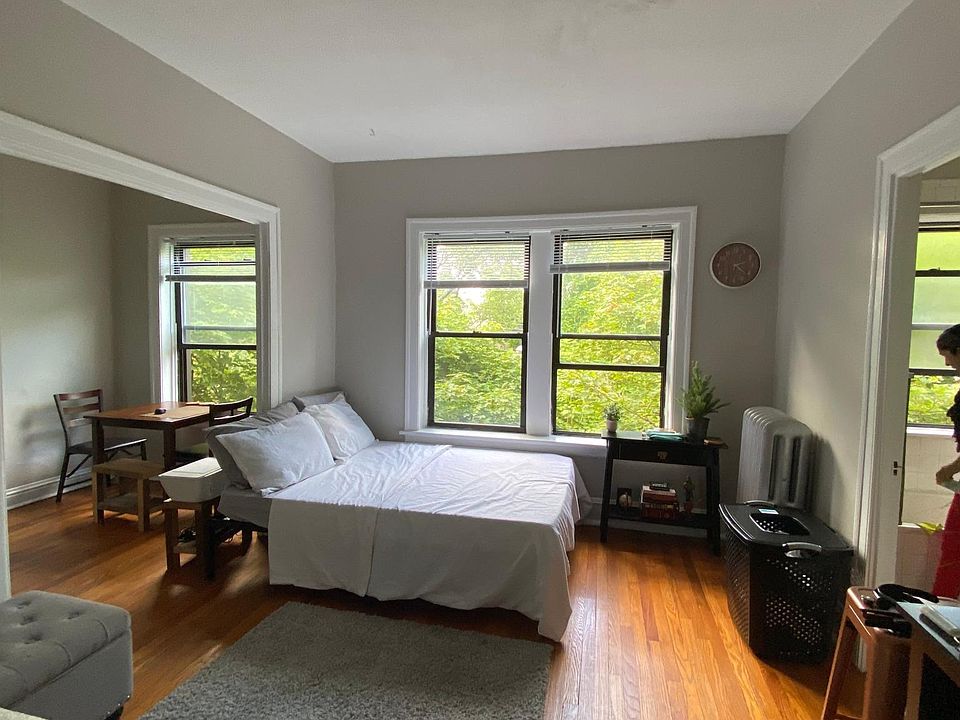 1st image of 5558 N Lakewood Ave #3