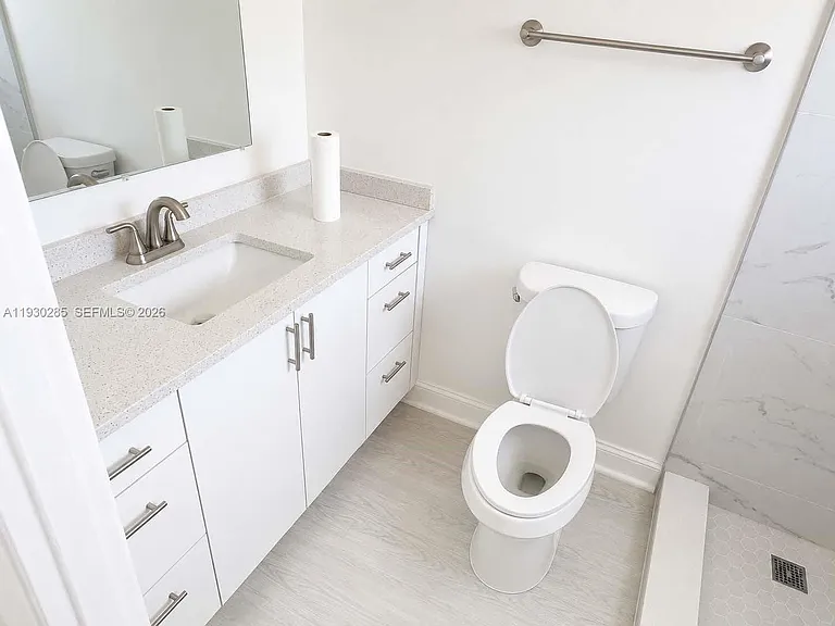 749 SE 15th St #10 — Photo 6