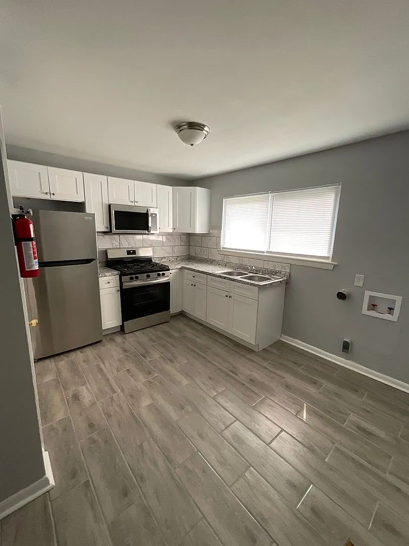 Remodeled Two Bedroom Apartment in Simonsdale — Photo 4