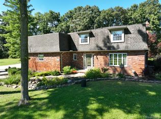 2427 Karen Dr, Howell, MI 48855