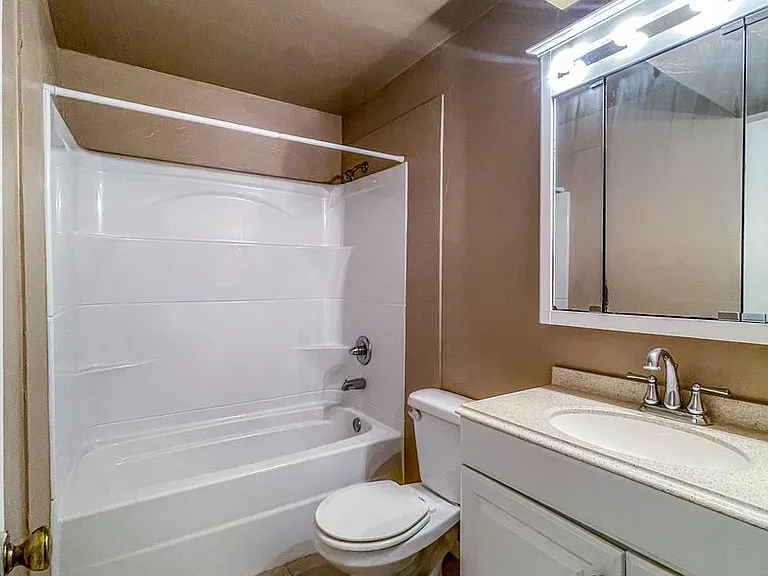 119 W Davis Ave — Photo 2