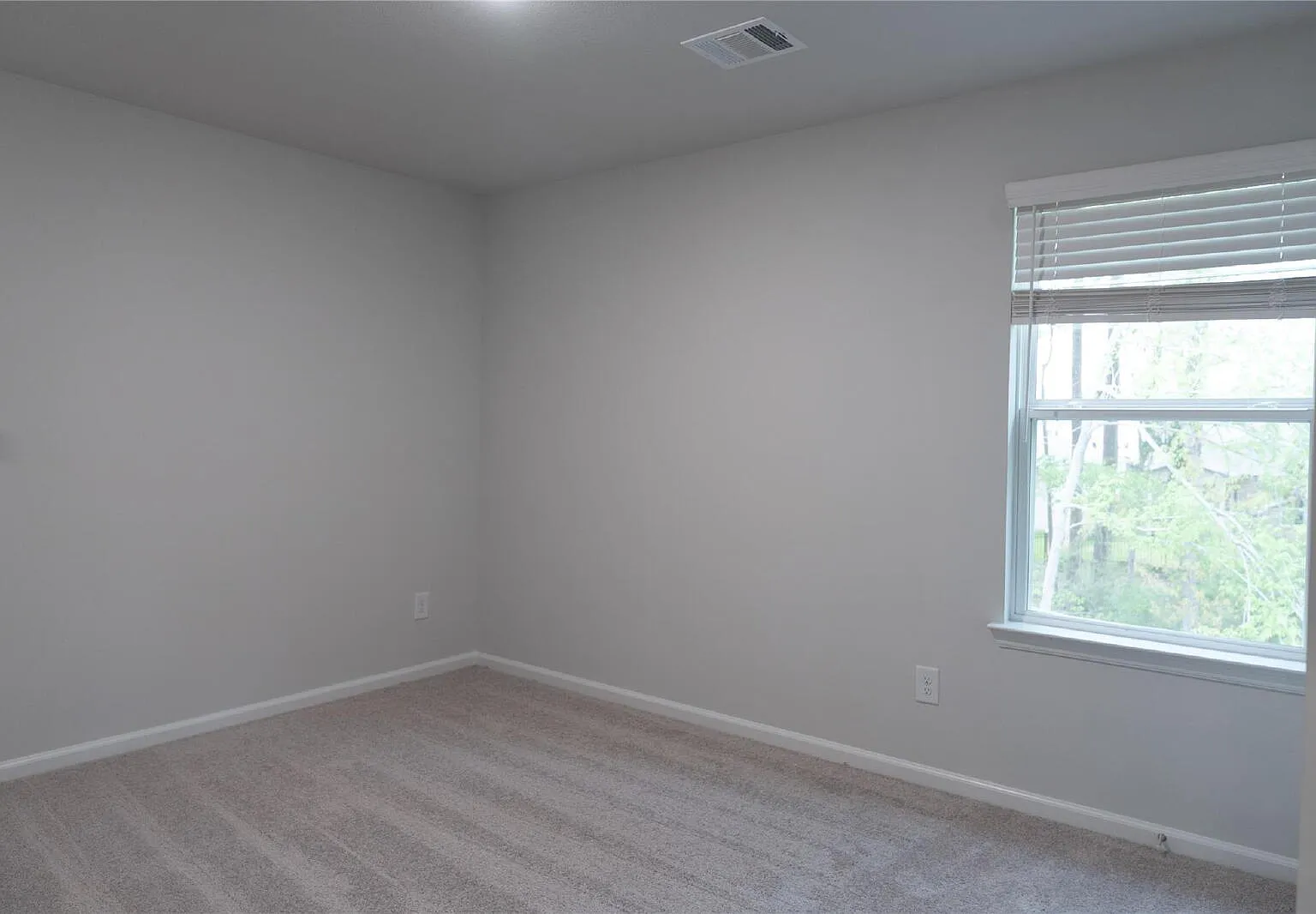 4 bed, 2.5 bath, 2330 sqft, $2,400 — Photo 4