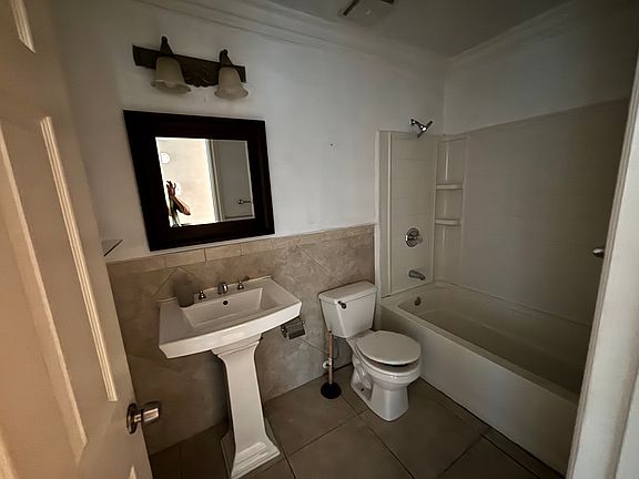 4th image of 1142 Blue Grass Pl