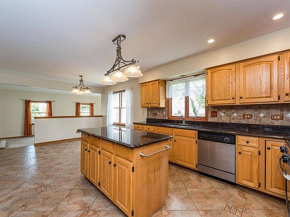 4th image of 336 Yorkshire Dr