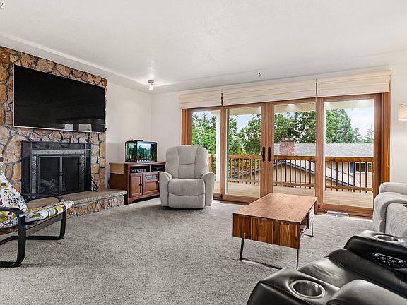 Living Room>