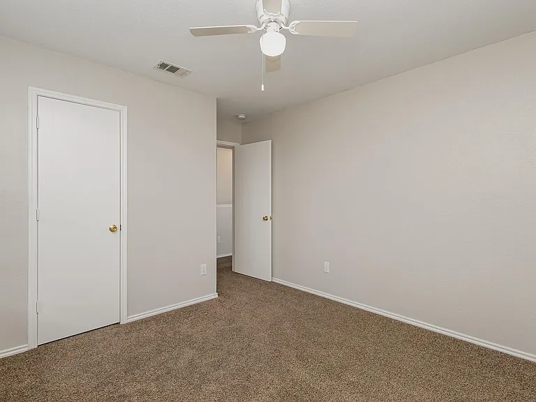 1121 Charlotte Dr — Photo 32