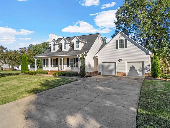 2nd image of 207 SW Fieldsedge Dr