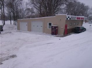 225 Center Point Rd, Hiawatha, IA 52233