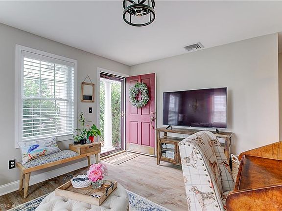 4th image of 1070 Crandall Rd APT 4