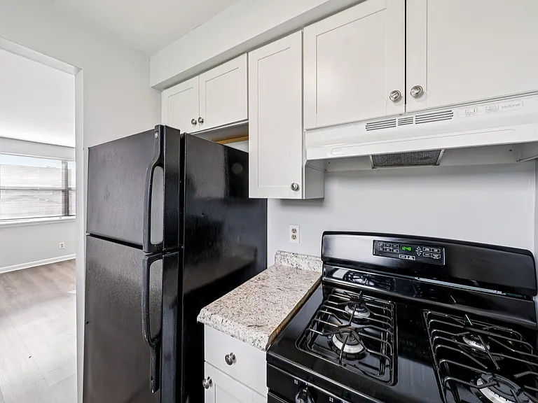 Manhattan Square Apartments — Photo 37