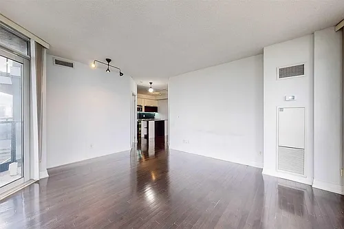 21 Carlton St Photo 1