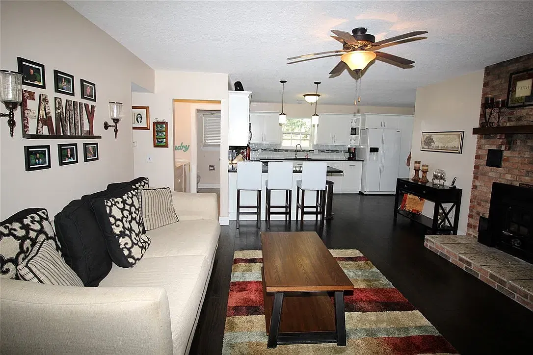 3 bed, 2.5 bath, 2560 sqft, $2,400 — Photo 2