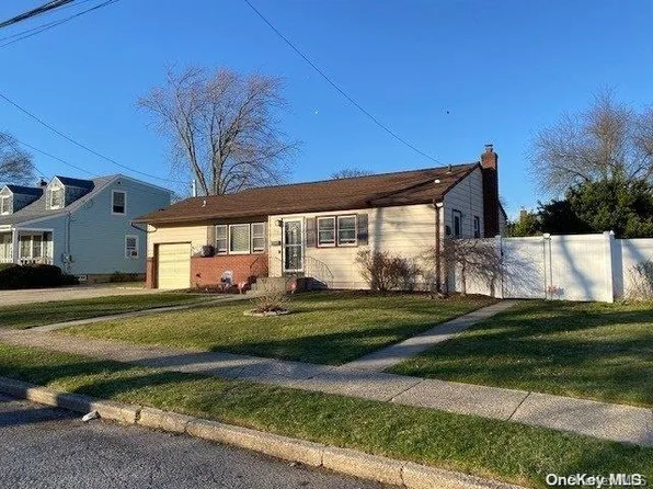 512 N Greene Avenue, Lindenhurst, NY 11757