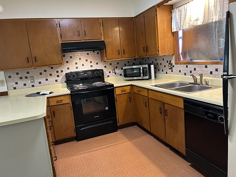 4917 N Maple St — Photo 8