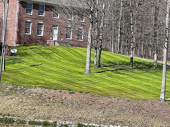 4th image of 818 Town Branch Rd
