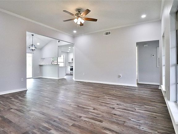 5th image of 669 Dandelion Dr