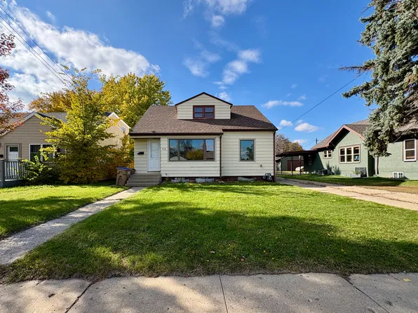 715 8th St NW, Minot, ND 58703