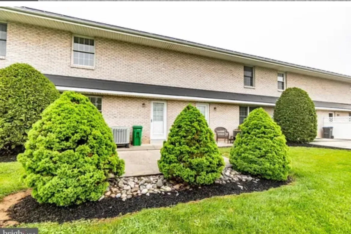 2 bed, 2.5 bath, 1400 sqft, $1,650 — Photo 2