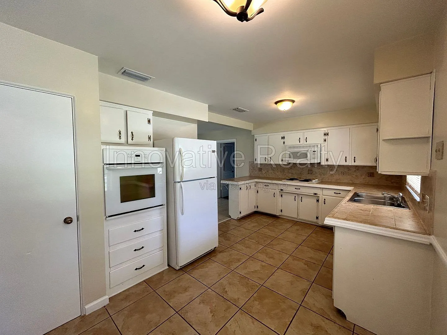 3 bed, 2.0 bath, 1425 sqft, $2,400 — Photo 4