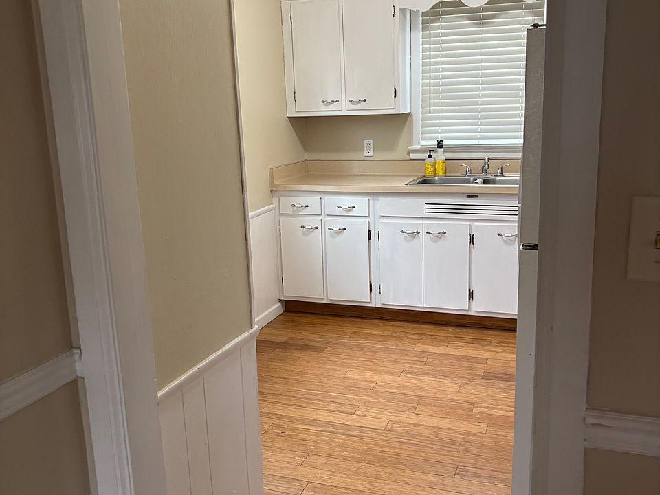 his charming kitchen has been freshly painted and features two windows that let plenty of sunlight, creating a bright and inviting atmosphre.