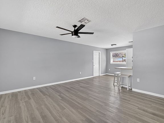 3rd image of 506 Louanne Ct