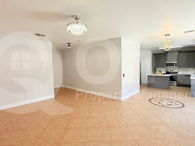 1103 E Grove St — Photo 4