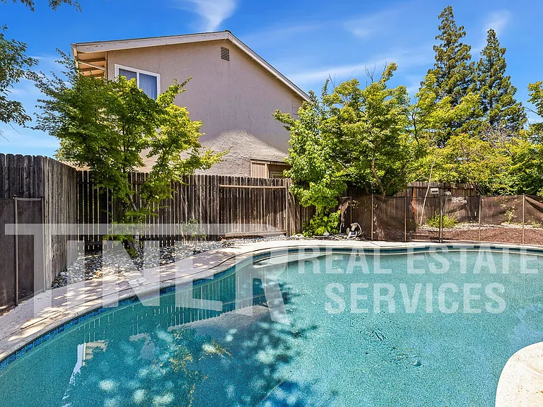 1721 Oakwood Dr — Photo 1