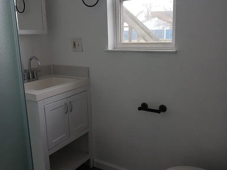 32 Bay Ave #4 — Photo 7